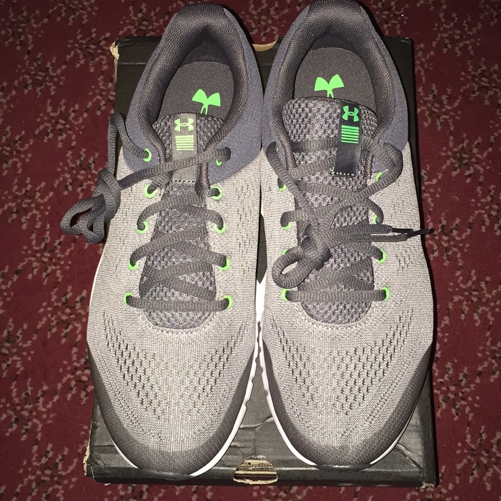 Brand new under Armor shoes for boy - Picture 2 of 5